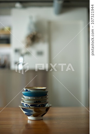 桌上堆滿了飯碗 107321944