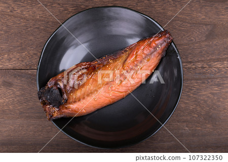 黑盤上的烤鯖魚配米林 107322350