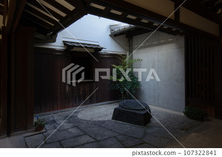 Naramachi lattice house | Moon and sun sculpture 107322841