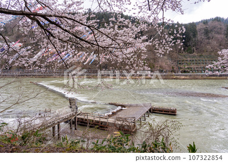 Shirataka Yana Park Mogami River Ayutopia, the largest Yana field roadside station in Japan, located on the Mogami River in Shirataka Town, Yamagata Prefecture Shirataka Yana Park Mogami River Ayutopia, the largest Yana field roadside station in Japan, located on the Mogami River in Shirataka Town, Yamagata Prefecture 107322854