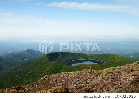 從唐國山懸崖上看到的大波池 107322929