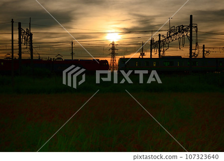 埼玉縣久喜市東北本線,兩列列車在絢麗的夜景中交匯 埼玉縣久喜市東北本線,兩列列車在絢麗的夜景中交匯 107323640