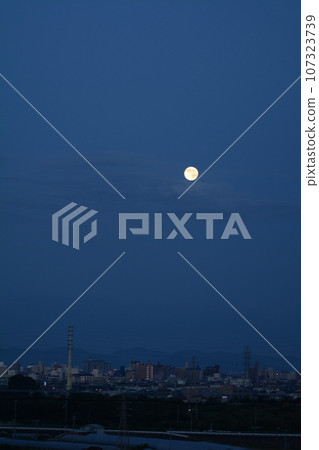 September 2023_Harvest Moon_Looking up at the moon September 2023_Harvest Moon_Looking up at the moon 107323739