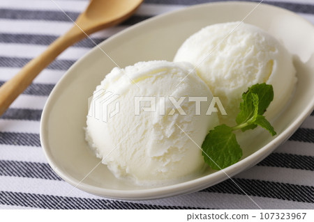 牛奶冰淇淋是用牛奶製成的，放在盤子裡 107323967