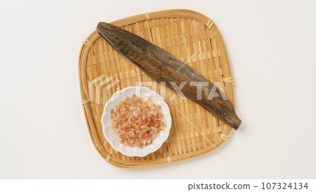 Katsuobushi、剃過的鰹魚片和鰹魚 庫存圖片 107324134
