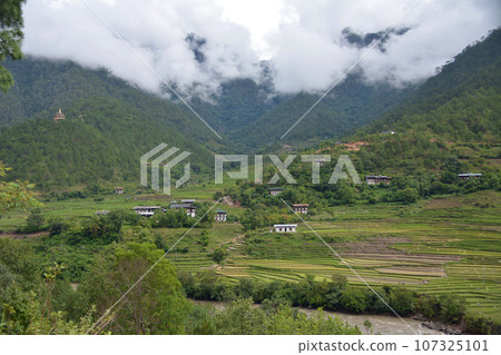不丹，幸福之地，山村和美麗的梯田 107325101