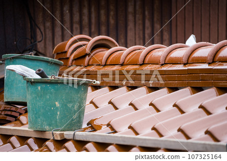 Image of roof tile replacement work for a Showa house | Roof renovation image | Tile renovation image Image of roof tile replacement work for a Showa house | Roof renovation image | Tile renovation image 107325164