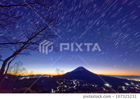 Mt. Fuji and the starry sky before dawn seen from Asagiri Plateau and Mt. Amegatake 107325231