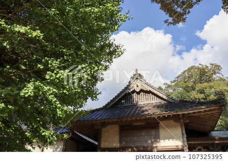 能量勝地廣瀨神社的庭院和晴朗的秋季天氣 能量勝地廣瀨神社的庭院和晴朗的秋季天氣 107325395