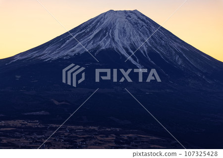 Asagiri Plateau\Mt. Fuji at dawn seen from Mt. Amagatake Asagiri Plateau\Mt. Fuji at dawn seen from Mt. Amagatake 107325428