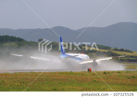 雨中的函館機場_B787起降飛機 雨中的函館機場_B787起降飛機 107325526
