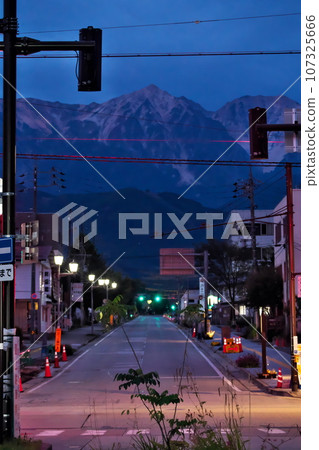 Hakuba Yarigatake seen from the city at dawn and twilight 107325666