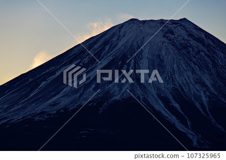 從朝霧高原/天嶽看黎明時分的富士山 107325965