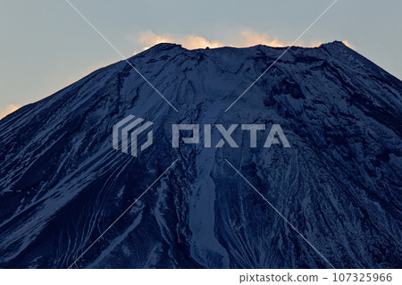 從朝霧高原/天嶽看黎明時分的富士山 107325966