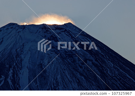 從朝霧高原/天嶽看黎明時分的富士山 從朝霧高原/天嶽看黎明時分的富士山 107325967
