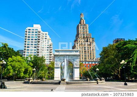 Washington Square Arch and fountain in Manhattan, New York City 107325983