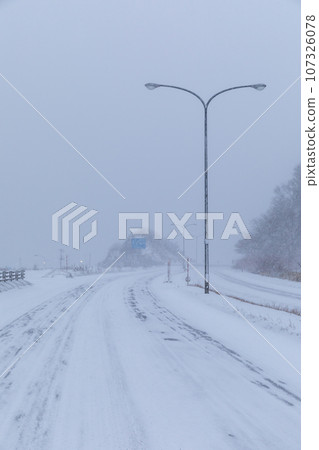 Hokkaido_winter road scenery 107326078