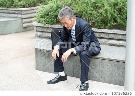 憂心忡忡的男人在戶外做生意 107326226