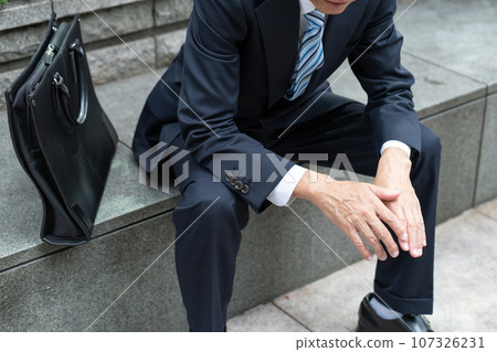 Worried man business outdoors 107326231