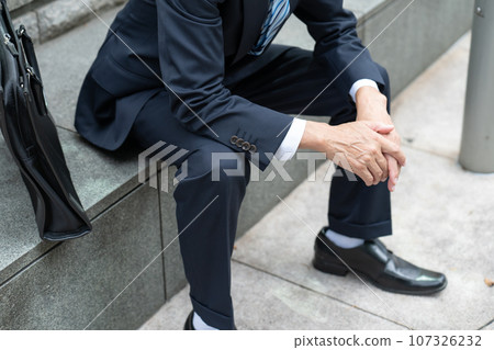 Worried man business outdoors 107326232