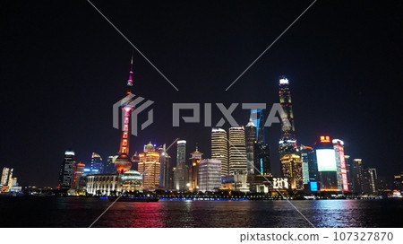 從外灘看到的浦東摩天大樓 [中國上海] 107327870