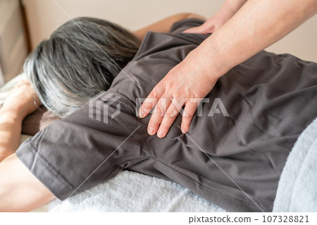 Dry massage healing Dry massage healing 107328821