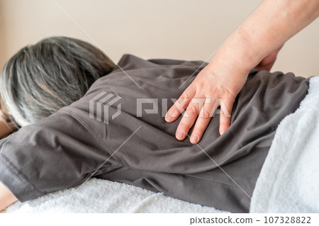 Dry massage healing Dry massage healing 107328822