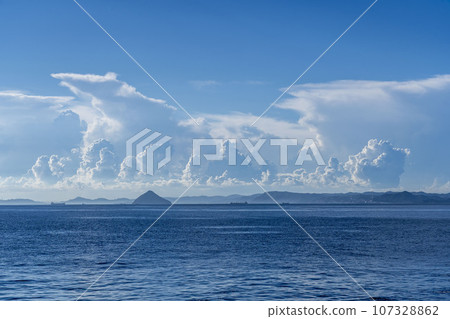 海上可見發達的雷雨雲 — 夏季風景 海上可見發達的雷雨雲 — 夏季風景 107328862