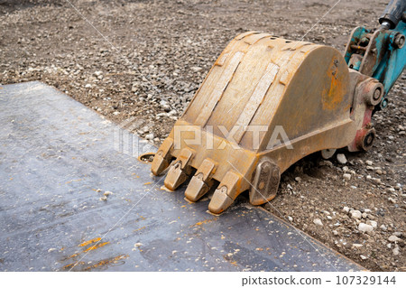 工地A-1鋪設的鋼板及重型機械 工地A-1鋪設的鋼板及重型機械 107329144