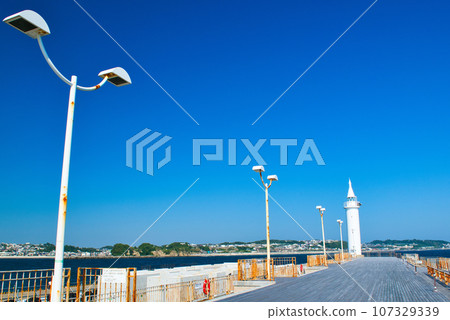 Enoshima Shonan Embankment Shonan Port Lighthouse scenery Enoshima Shonan Embankment Shonan Port Lighthouse scenery 107329339