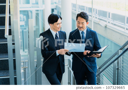男老闆一邊看材料一邊說話 男老闆一邊看材料一邊說話 107329665