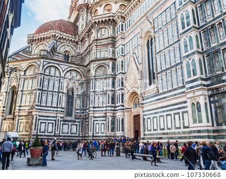 Florence Piazza del Duomo *Partial soft focus 107330668