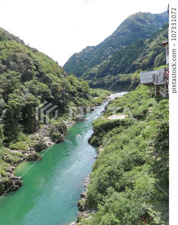 劍山國定公園，可以欣賞到大步危的壯麗景色，這是一個由四國吉野川的激流、巨大的岩石和奇形怪狀的岩石沖刷而成的結晶片岩山谷。 107331072