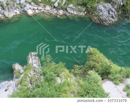 劍山國定公園,可以欣賞到大步危的壯麗景色,這是一個由四國吉野川的激流、巨大的岩石和奇形怪狀的岩石沖刷而成的結晶片岩山谷。 劍山國定公園,可以欣賞到大步危的壯麗景色,這是一個由四國吉野川的激流、巨大的岩石和奇形怪狀的岩石沖刷而成的結晶片岩山谷。 107331076