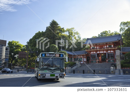 八坂神社西塔門與市營巴士（203系統）1 107331631