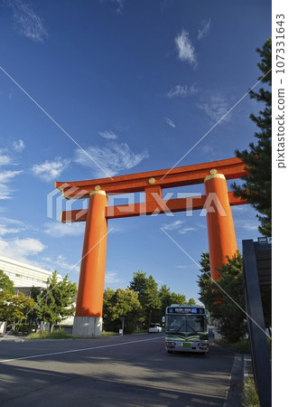 Heian Shrine Otorii and city bus (46 system) 1 Heian Shrine Otorii and city bus (46 system) 1 107331643
