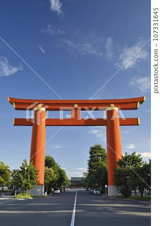 平安神宮大鳥居和大天門(垂直構圖)1 平安神宮大鳥居和大天門(垂直構圖)1 107331645
