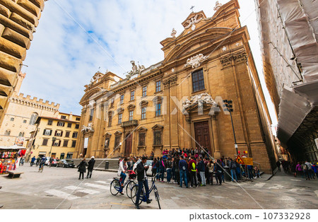 Florence Piazza San Firenze *Partial soft focus 107332928