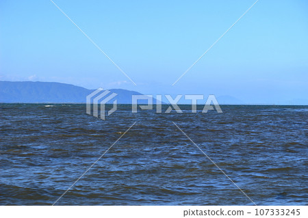 風大浪急的琵琶湖與湖西山影 風大浪急的琵琶湖與湖西山影 107333245