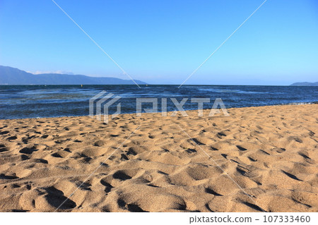 Scenery of Lake Biwa: waves and sandy beach 107333460