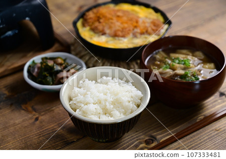 一湯兩菜 芝麻煮炸排、鰤魚、裙帶菜 107333481