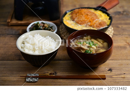 One soup and two dishes Boiled cutlet, yellowtail and wakame with sesame dressing One soup and two dishes Boiled cutlet, yellowtail and wakame with sesame dressing 107333482