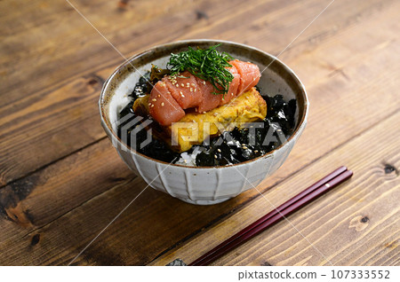 Rice bowl with karashi mentaiko and tamagoyaki 107333552