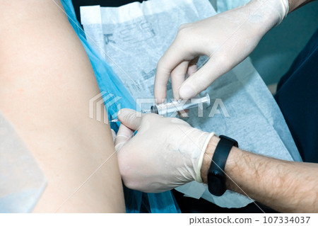 Spinal anesthesia in preparation for surgery. Spinal anesthesia in preparation for surgery. 107334037