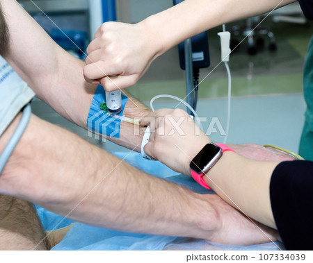 Anesthetizing the patient before surgery. 107334039