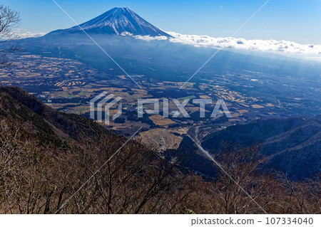 Winter Mt. Fuji and Asagiri Plateau campsite seen from Mt. Kenashi Winter Mt. Fuji and Asagiri Plateau campsite seen from Mt. Kenashi 107334040