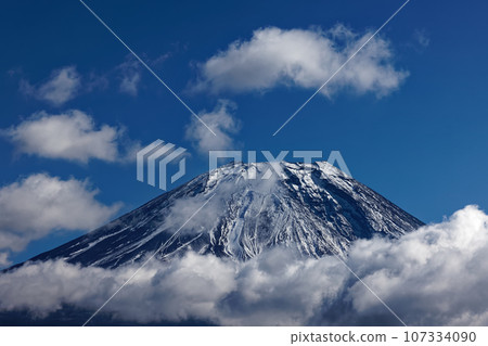 從朝霧高原看到的雲間富士山頂 從朝霧高原看到的雲間富士山頂 107334090