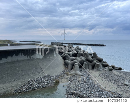 Offshore wind power generation facility seen from the Furukurobe area, Nyuzen Town, Toyama Prefecture Offshore wind power generation facility seen from the Furukurobe area, Nyuzen Town, Toyama Prefecture 107334530