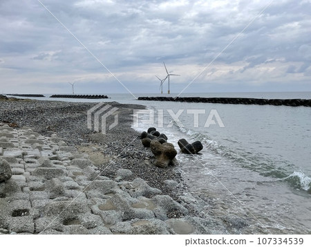 從富山縣入前町古部地區看到的離岸風力發電設施 從富山縣入前町古部地區看到的離岸風力發電設施 107334539