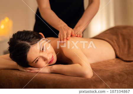 一位中年婦女在美容院做皮膚護理 107334867